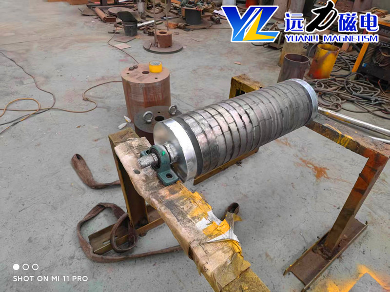 CTB1230 湿式爱游戏ayx官方网页-爱游戏(中国)如何完成铁矿去铁?国内知名厂家、参数选型、现场案例全梳理 引言：铁矿湿法选矿环节，CTB1230 湿式爱游戏ayx官方网页-爱游戏(中国)是粗选、精选常用设备，依靠矿物磁性差异完成矿浆中铁矿物分离。很多采购朋友关心设备分选原理、技术参数、选型技巧、市场行情，同时希望筛选靠谱的国内生产厂家。本文结合现场实操、设备参数、项目案例，聊聊这款设备的去铁逻辑，同时分享选型建议与厂家参考，供矿山项目做采购参考。 CTB1230 湿式爱游戏ayx官方网页-爱游戏(中国)如何完成铁矿去铁?国内知名厂家、参数选型、现场案例全梳理 CTB1230 湿式爱游戏ayx官方网页-爱游戏(中国)工作原理：铁矿如何完成去铁 CTB1230 属于半逆流湿式永磁筒式爱游戏ayx官方网页-爱游戏(中国)，针对 0‑0.5mm 细粒级磁铁矿矿浆分选作业。 矿浆从给料箱进入槽体，水流打散矿粒，物料进入磁选区域; 内部永磁磁系产生磁场，含铁磁性矿粒受磁力吸附在旋转圆筒表面，形成磁团;磁极交替转动，不断翻动矿团，夹杂的泥沙、脉石杂质脱落回到矿浆当中; 圆筒转出磁场区域，磁力减弱，高压冲洗水把吸附的铁矿物冲入精矿槽; 不含铁的非磁性脉石，顺着槽体尾部随矿浆排出成为尾矿，完成整套连续去铁分选流程。 一、企业优势，主营产品及 CTB1230 技术参数 1、远力磁电厂家概况 远力磁电为国内磁选设备生产厂家，专注永磁磁选设备研发制造，可提供爱游戏ayx官方网页-爱游戏(中国)、除铁器等矿山选矿设备，支持矿样试验、方案定制、设备非标调整，服务铁矿、砂石、非金属矿除铁提纯项目。 2、CTB1230 核心参数(行业参考) 筒体规格 筒表磁场 适配入料粒度 处理能力 配套电机 筒体转速 整机参考重量 Φ1200×3000mm 135‑160mT 可调 ≤0.5mm 矿浆 100‑140t/h 7.5kw 17r/min 9.5t 筒体规格：Φ1200×3000mm 筒表磁场：135‑160mT 可调 适配入料粒度：≤0.5mm 矿浆 处理能力：100‑140t/h(矿浆浓度 30% 工况) 配套电机：7.5kw 筒体转速：约 17r/min 整机参考重量：9.5t 设备要点：筒体可配置耐磨保护层，磁系采用钕铁硼永磁材料，磁衰幅度较低，槽体为半逆流结构，适合铁矿精选作业，可多台串联、并联搭建生产线，提升选铁效果 二、客户使用案例、市场价格优势与采购预算 现场项目案例 案例 1：北方某磁铁矿选矿项目，选用 CTB1230 湿式爱游戏ayx官方网页-爱游戏(中国) 2 台串联做精选工序。原矿铁品位 36%，经过分选后精矿品位提升至 65% 左右，尾矿磁性铁控制在合理区间，设备连续运行，维护频次可控。 案例 2：尾矿回收项目，搭配 CTB1230 对老选厂尾矿再选，回收残余磁性铁矿物，提升资源利用率，国内不少选矿项目有同类落地应用。 市场价格与预算参考 价格受磁场配置、耐磨升级、非标改动、运输、配套部件影响，仅作为市场参考，不作为报价依据。 CTB1230 标准配置机型，市场区间处于中等大型爱游戏ayx官方网页-爱游戏(中国)档位; 采购预算除主机之外，建议预留：运输、安装调试、易损件储备、配套管路的相关开支; 源头生产厂家，减少中间流通环节，报价相对透明，可对接获取对应方案报价。 三、为什么推荐远力磁电生产厂家 具备完整生产制造能力，从磁系设计、筒体加工到整机装配自主完成，可提供矿样测试，根据矿石特性出具适配选型方案; CTB 系列湿式爱游戏ayx官方网页-爱游戏(中国)机型齐全，CTB1230 等多款型号现货可协调，支持磁场强度、耐磨层等局部调整，适配不同矿山工况; 有较多矿山落地案例，售前提供选型建议，售后可提供设备安装指导、运维使用技巧; 配件供应较为完善，后期设备保养更换零部件采购方便，降低现场运维压力。 四、企业长久发展：产品品质是长远发展基础 矿山设备属于重资产投入，设备品质直接影响生产线整体产能。生产厂家想要长期立足市场，离不开这几点： 磁系选材把控：永磁磁系是爱游戏ayx官方网页-爱游戏(中国)核心，磁材品质会影响长期分选稳定性; 加工工艺：筒体耐磨处理、槽体焊接、传动部件装配，关系设备运行周期，减少停机故障; 贴合实际工况：不只提供标准化设备，结合矿石、场地、产能给出适配方案; 持续做好售后响应，帮助客户掌握设备使用技巧，延长设备使用周期。不管是远力磁电还是其他国内知名生产厂家，能够长期在矿山设备行业经营，大多都重视产品品质与现场落地效果。 五、CTB1230 选型建议与使用技巧 1、选型要点清单 确认矿样：矿石类型、入料粒度、矿浆浓度; 核算产能：每小时处理矿量，判断单台还是多台搭配; 明确目标：粗选、精选还是尾矿回收，按需调整磁场参数; 核对现场条件：安装空间、供水压力，预留冲洗水接口。 2、日常使用小技巧 控制入料粒度，避免大块物料进入槽体，减少筒体磨损; 稳定矿浆浓度，浓度波动过大，会影响选铁效果; 定期检查筒体耐磨层、磁系密封，做好传动部位润滑保养; 冲洗水压保持合理，水压过低，精矿卸矿不干净;水压过高，容易造成精矿跑料。 结尾答疑 Q1：CTB1230 适合哪些矿石? A：主要适配磁铁矿这类强磁性矿物湿式分选，也可用于部分非金属矿除铁，弱磁性矿石需要搭配强磁设备。 Q2：采购爱游戏ayx官方网页-爱游戏(中国)只看参数就够吗? A：参数为基础，建议尽量提供矿样给到厂家做试验，结合试验结果确定设备配置，避免设备和矿石工况不匹配。 Q3：设备可以做非标改动吗? A：国内不少生产厂家支持磁场、筒体耐磨防护等局部定制，可结合项目需求沟通。