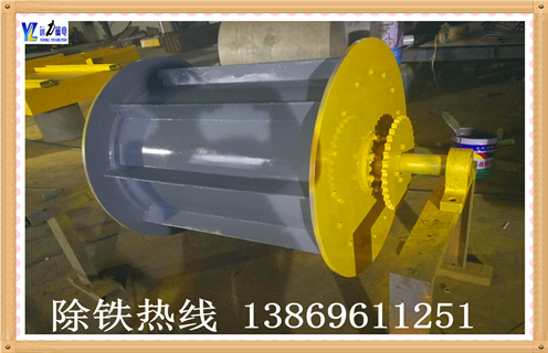 1.磁选滚筒磁力影响因素大致如下  　　1.1.磁选滚筒饲料泥与土壤混合,在浓缩机中使用絮凝剂去除土壤;接缝变大或破裂,使得分选槽中的大颗粒不能及时清除,导致没有溢出或溢出,使得磁选区域变短并且更换筛板.进入与絮凝剂混合的泥煤中,使用浓缩机中的分散剂去除絮凝剂.故障  　　1.2.磁选滚筒溢出过多处理方法：   排放直径太小,不能增加尾部排放,直到有一定量的溢流溢流溢流堰;饲料固体含量过高,增加操作差距,重新检查溢出;入口侧太靠近,重新放置滚筒;流量波动状态,爱游戏ayx官方网页-爱游戏(中国)之前安装流量控制器流量或提高进料状态;鼓在底部的塞子上,可以将橡皮筋放在滚筒的底部,从一侧到另一侧进行检查).如发现堵塞,提起滚筒去除塞子.故障  　　1.3.磁选滚筒浓缩浓缩物低处理方法：   磁铁位置过高,无法重新定位磁铁位置;水位过高,不能重新调整尾矿衬套尺寸;嵌套间隙太宽,无法向前移动滚筒.故障