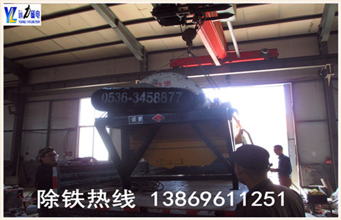 .干式爱游戏ayx官方网页-爱游戏(中国)筒体产品噪音原因:底箱中有障碍物  　　1.1检查人员检修后将杂物遗留在底箱内;  　　1.2由于管理不善或操作不慎将检查用的小勺头.铁管头.铁丝等杂物掉进底箱内;  　　1.3有些选矿厂用立式泵.回收泵处理泵坑矿泥,这些矿泥打到爱游戏ayx官方网页-爱游戏(中国)的某个系统中,由于矿泥中含有铁丝.螺帽.焊条头.碎钢球.水泥块等杂物,若除渣设备失效,使这些杂物随矿浆进入底箱内,卡在底箱某处与筒体产生撕裂与摩擦声.  　　2.干式爱游戏ayx官方网页-爱游戏(中国)筒体产生噪音解决措施：  　　2.1干式爱游戏ayx官方网页-爱游戏(中国)底箱中如有障碍物,发现后要立即停机清理底箱取出障碍物,检查清渣设备是否完好.  　　2.1干式爱游戏ayx官方网页-爱游戏(中国)筒体耐磨层划坏.筒体磨漏  　　2.3涂刷耐磨层的原料因其配方.温度.时间.卫生等情况不适.耐磨层过早脱落,使筒体磨漏.也有底箱隔板偶然开焊凸起,将耐磨 层划坏等现象.  　　2.4由于某种原因,底箱突然进入锋利的铁器,或底箱中积累的杂物,又得不到及时清理,卡在槽体与爱游戏ayx官方网页-爱游戏(中国)筒体之间,发出撕裂与摩擦声,将耐磨层刮起或磨坏,严重时会把筒体磨漏.  　　​发现以上这些现象都要停机处理,首先将刮起的耐磨层剪断,然后进行修补.并取出底箱里的障碍物,筒体磨漏要更换筒体,定期清理底箱.